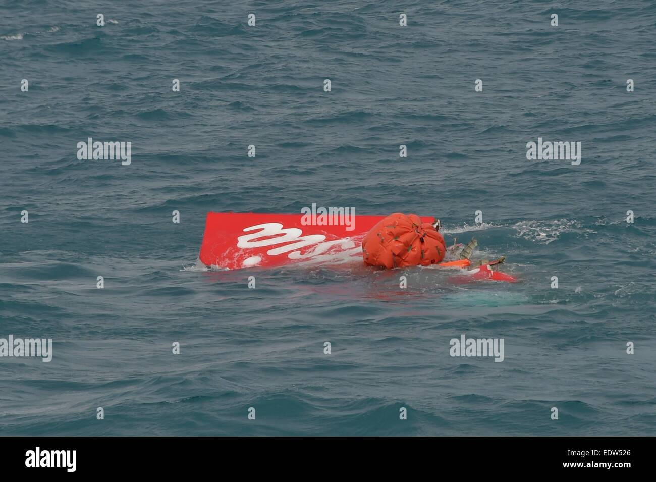 Pangkalan Bun. Decimo gen, 2015. La sezione di coda di si è schiantato AirAsia volo QZ8501 è issato dal Java mare al largo dell Indonesia Kalimantan centrale costa, 10 gennaio, 2015. Credito: Xinhua/Alamy Live News Foto Stock