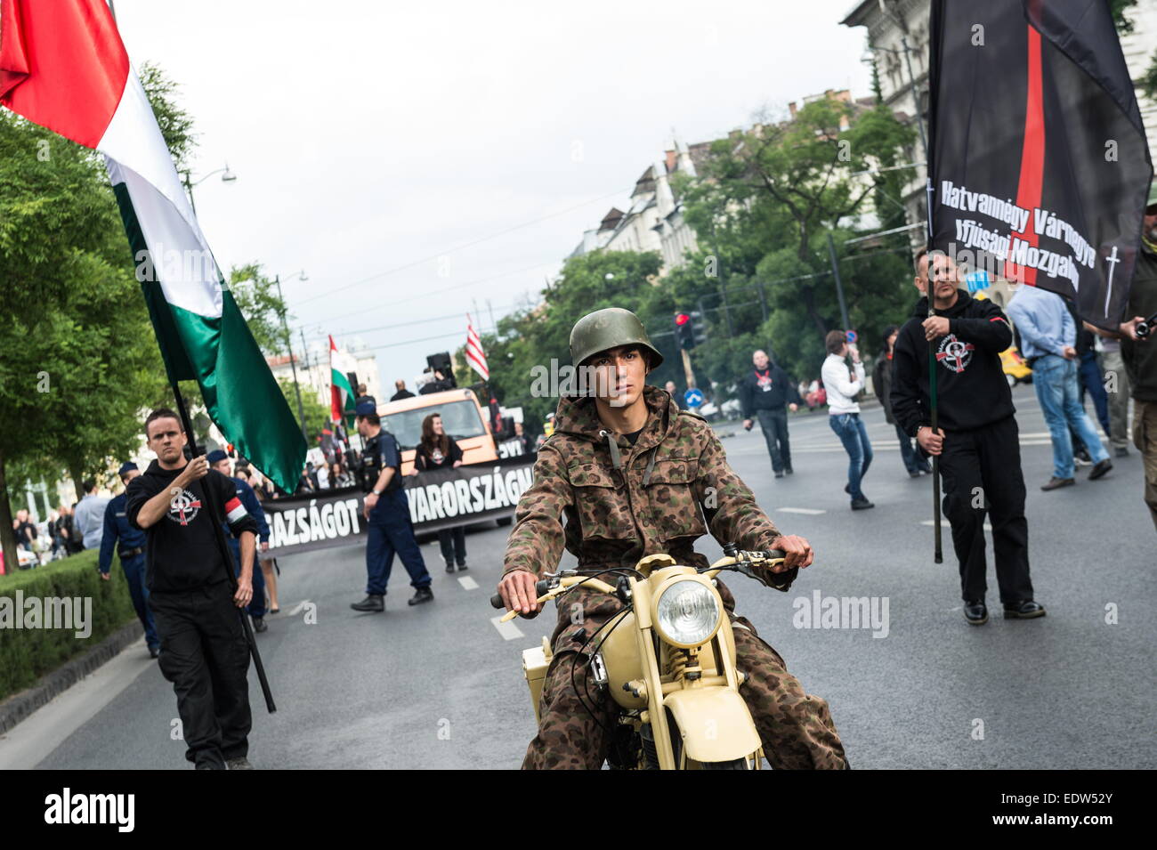 Budapest, Ungheria. 26 Maggio, 2014. Ala destra attivisti del partito durante il mese di marzo di nazionalisti a Budapest a metà 2014. Dopo diversi anni che è stata sotto i riflettori per i media internazionali per marciare in uniforme attraverso città ungheresi e villaggi, il bandito nazionale ungherese di riparo è scheggiato in diverse organizzazioni che operano nel paese. Dell'elezione del Parlamento europeo a metà 2014 mostra che il radicale dei movimenti nazionalisti si stanno muovendo nella politica mainstream. © Peter Bauza/ZUMA filo/Alamy Live News Foto Stock