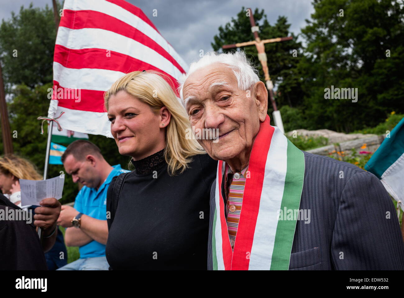 Budapest, Ungheria. 26 Maggio, 2014. L'ala destra elder membri durante il rally dei nazionalisti in Budapest. Dopo diversi anni che è stata sotto i riflettori per i media internazionali per marciare in uniforme attraverso città ungheresi e villaggi, il bandito nazionale ungherese di riparo è scheggiato in diverse organizzazioni che operano nel paese. Dell'elezione del Parlamento europeo a metà 2014 mostra che il radicale dei movimenti nazionalisti si stanno muovendo nella politica mainstream. © Peter Bauza/ZUMA filo/Alamy Live News Foto Stock