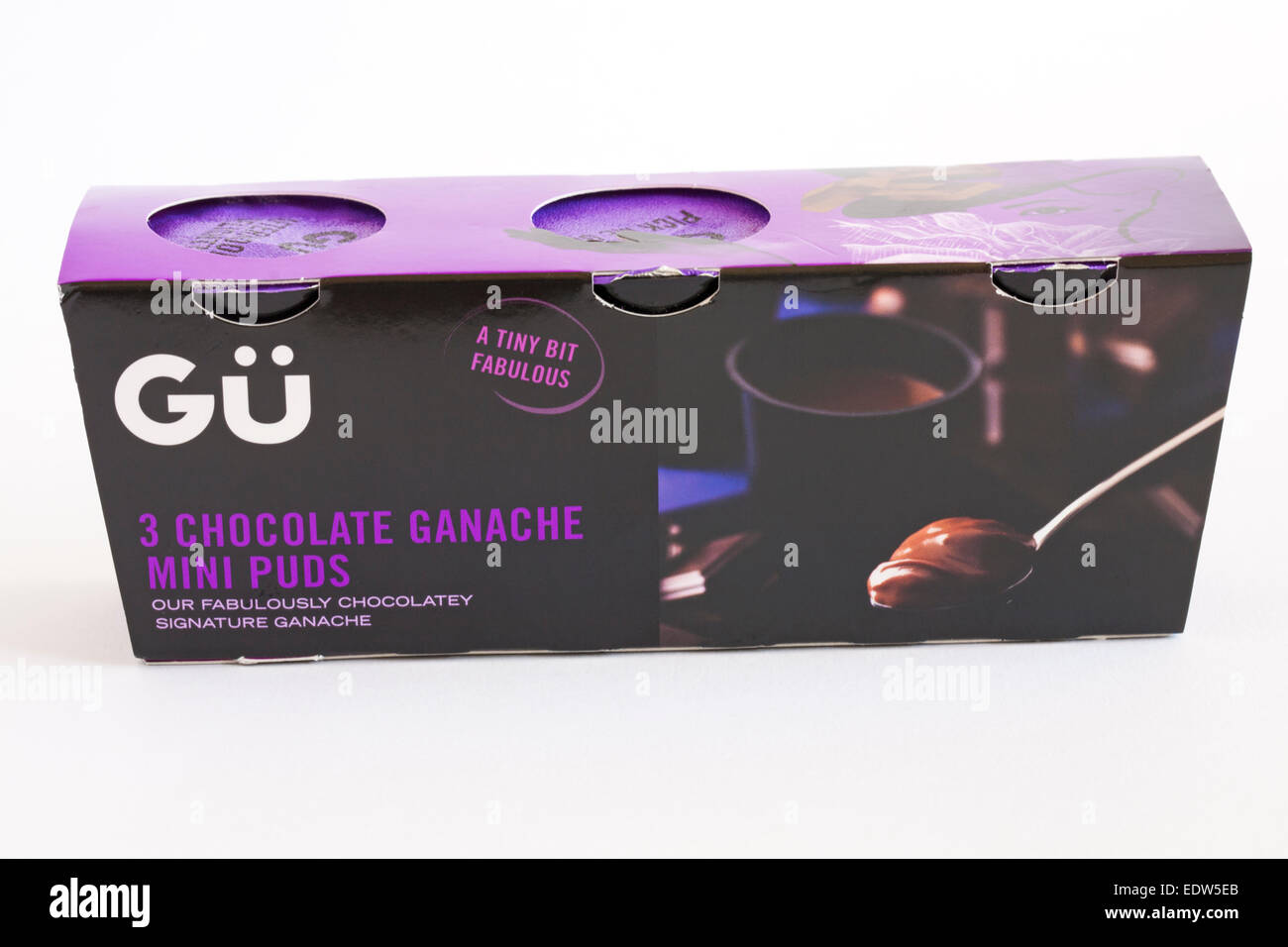 Budini Gü GU, 3 mini budini di ganache al cioccolato, i nostri favolosi cioccolatini caratteristici ganache isolati su sfondo bianco Foto Stock