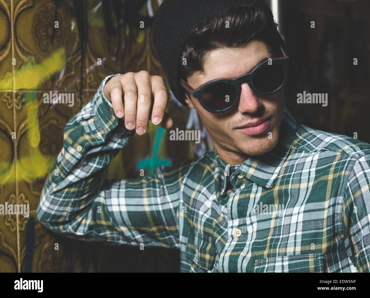 Modello uomo ritratto con occhiali da sole con la luce del flash esterno Foto Stock