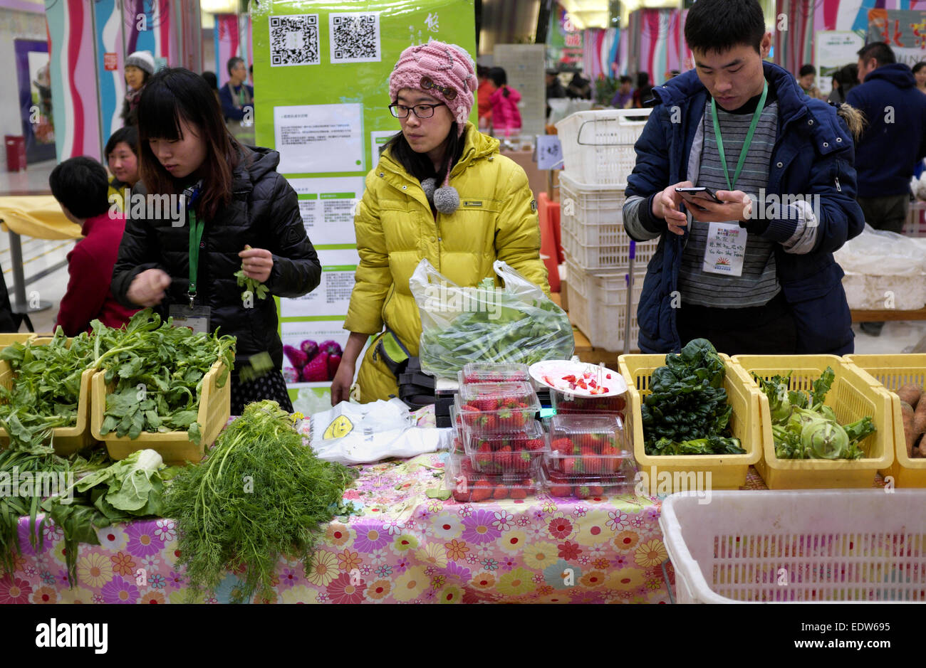Gli ortaggi biologici coltivati da locali piccoli agricoltori sono in vendita presso il Country Fair & Pechino Mercato Agricolo a Pechino in Cina. Foto Stock