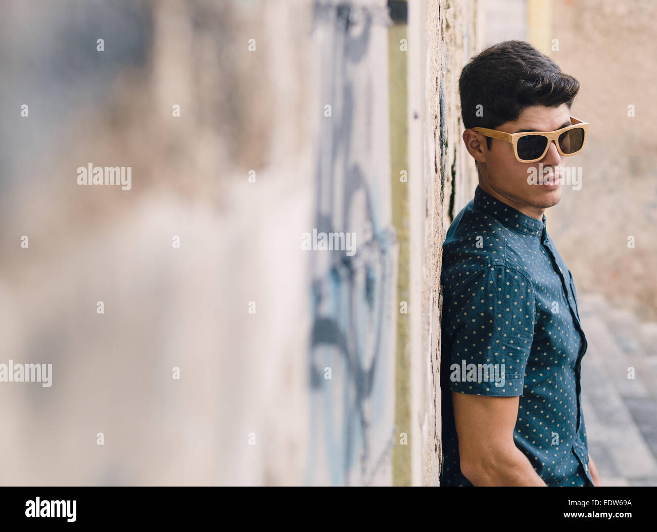Moda uomo ritratto oltre il rovinoso parete all'aperto in background Foto Stock
