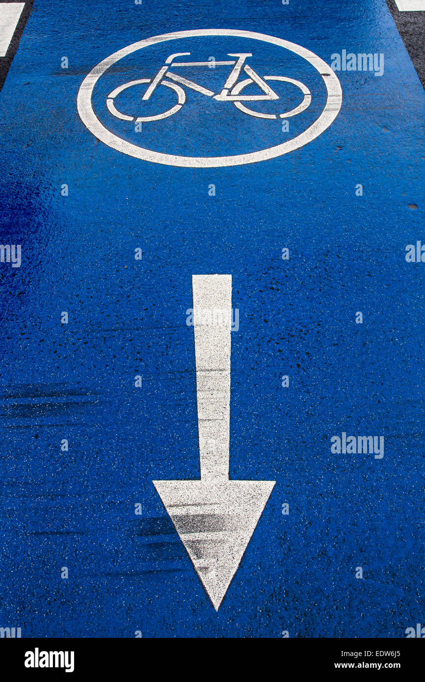 I cartelli stradali per il percorso in bicicletta, dipinta sul marciapiede, usurato Foto Stock