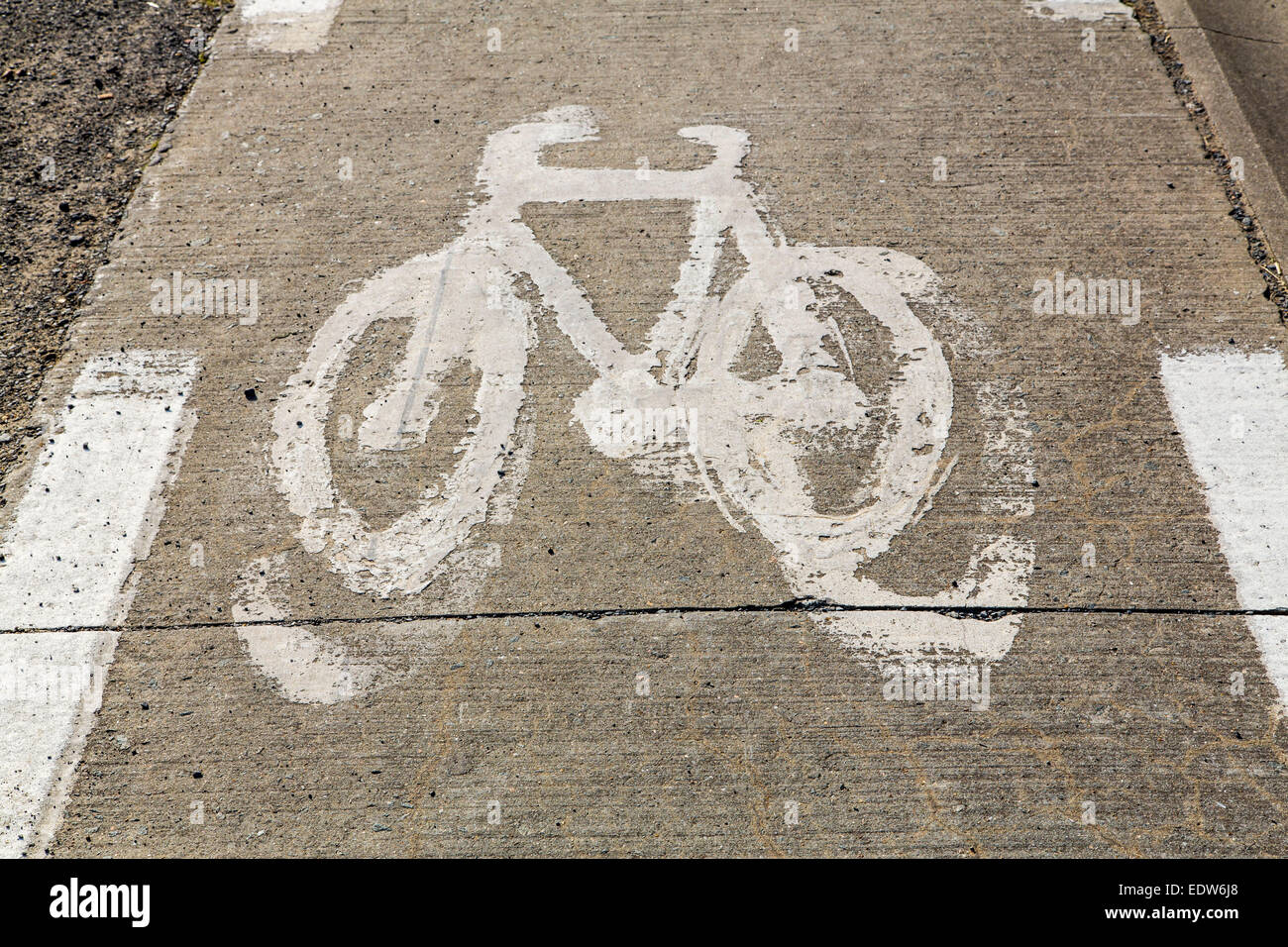 I cartelli stradali per il percorso in bicicletta, dipinta sul marciapiede, usurato Foto Stock