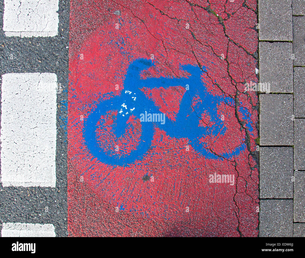 I cartelli stradali per il percorso in bicicletta, dipinta sul marciapiede, usurato Foto Stock