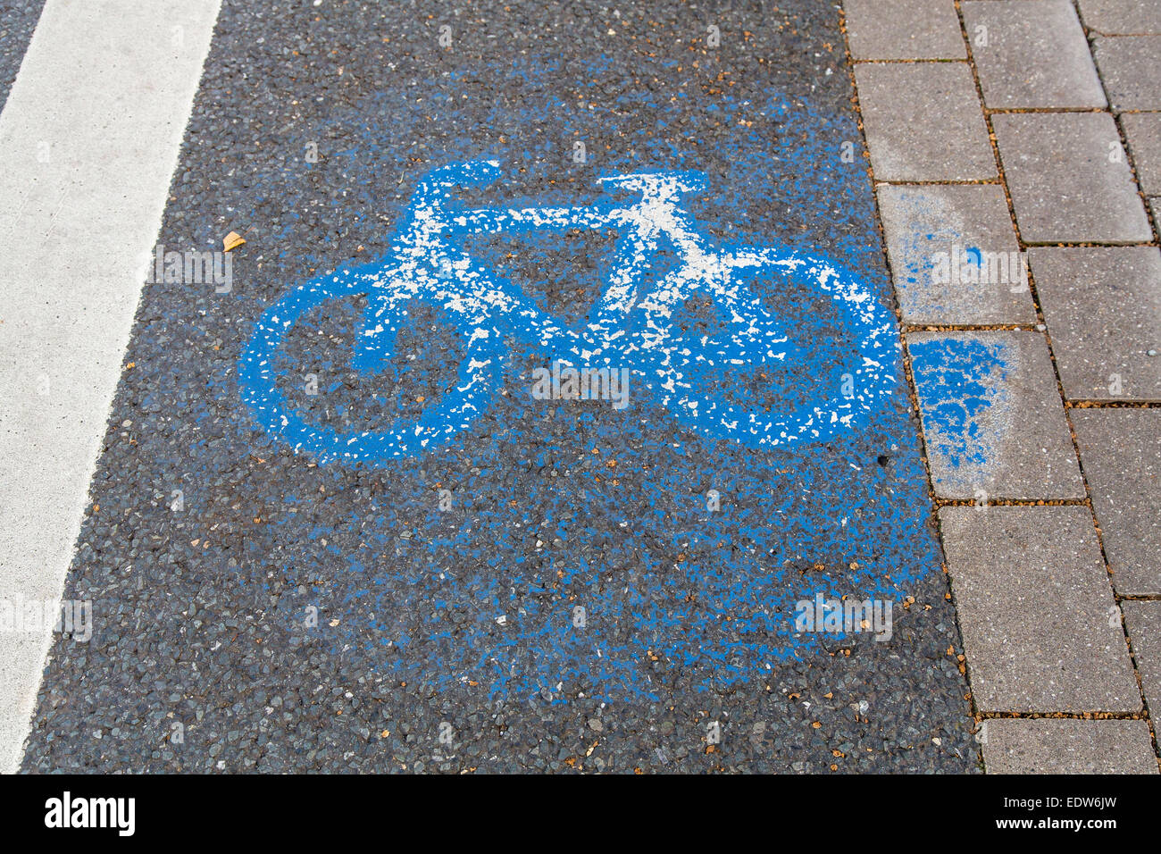 I cartelli stradali per il percorso in bicicletta, dipinta sul marciapiede, usurato Foto Stock