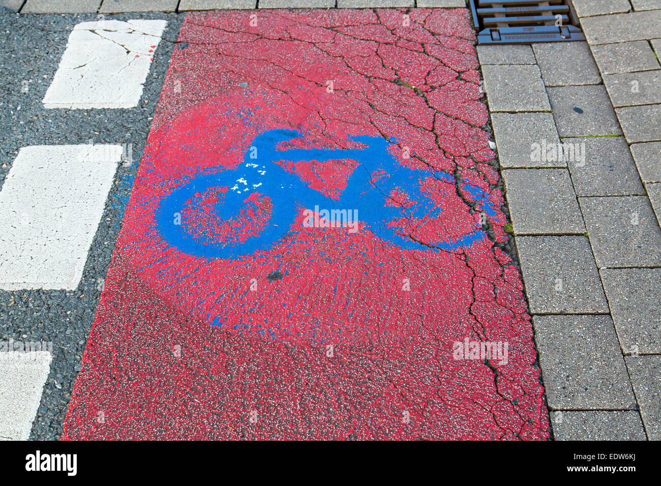 I cartelli stradali per il percorso in bicicletta, dipinta sul marciapiede, usurato Foto Stock