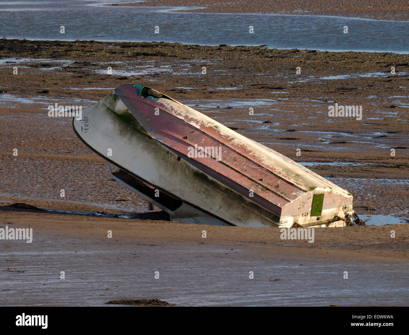 Capovolto barca nel fango del fiume Taw estuario, Devon, Regno Unito Foto Stock