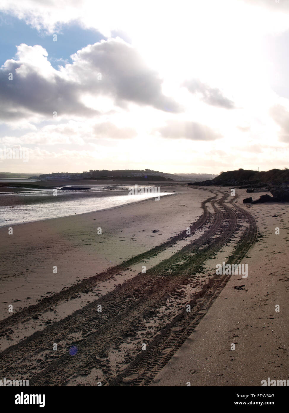 Tracce di pneumatici lungo la spiaggia, Braunton, Devon, Regno Unito Foto Stock