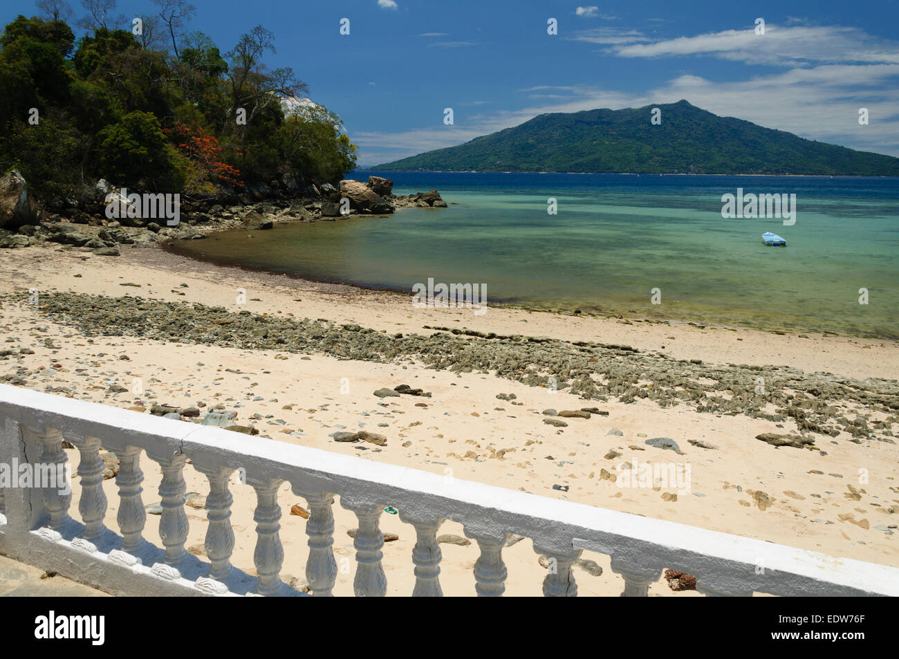 Una spiaggia tropicale con acqua turchese in Madagascar Foto Stock