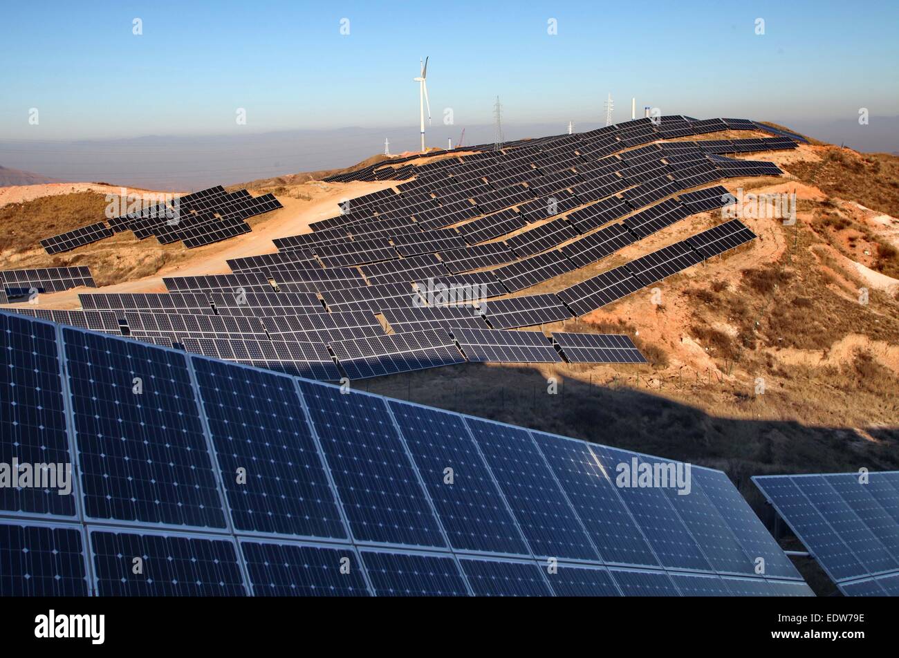 Pechino, Cina. Il 2 gennaio, 2015. Foto scattata a Gennaio 2, 2015 mostra energia solare ed eolica di installazioni in un impianto di potenza in Zhangjiakou, nel nord della Cina di nella provincia di Hebei. Cina totale della capacità installata di energia eolica avrebbe raggiunto 200 milioni di kW solare e la capacità di potenza ha raggiunto 100 milioni di kW fino a 2020 secondo la National Energy Administration. © Yang Shiyao/Xinhua/Alamy Live News Foto Stock
