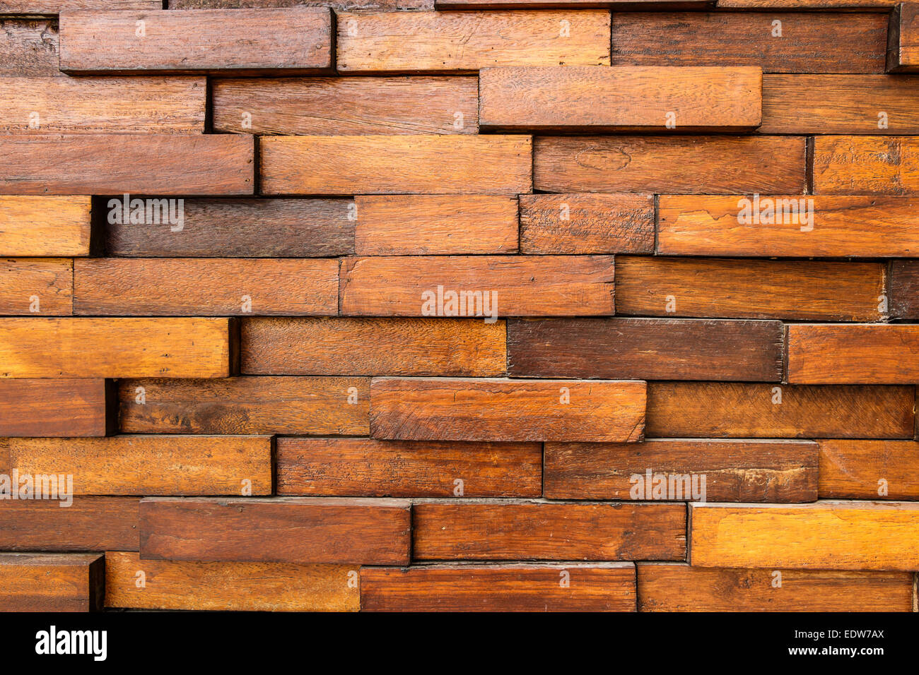 La texture del vecchio muro di legno e legno quadrati si sovrappongono Foto Stock