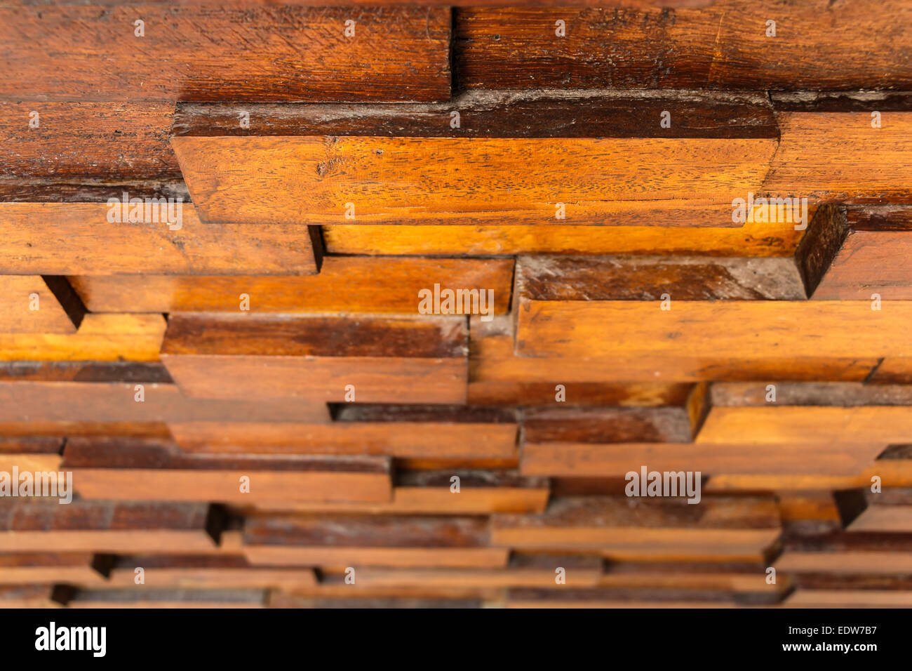La texture del vecchio muro di legno e legno quadrati si sovrappongono Foto Stock