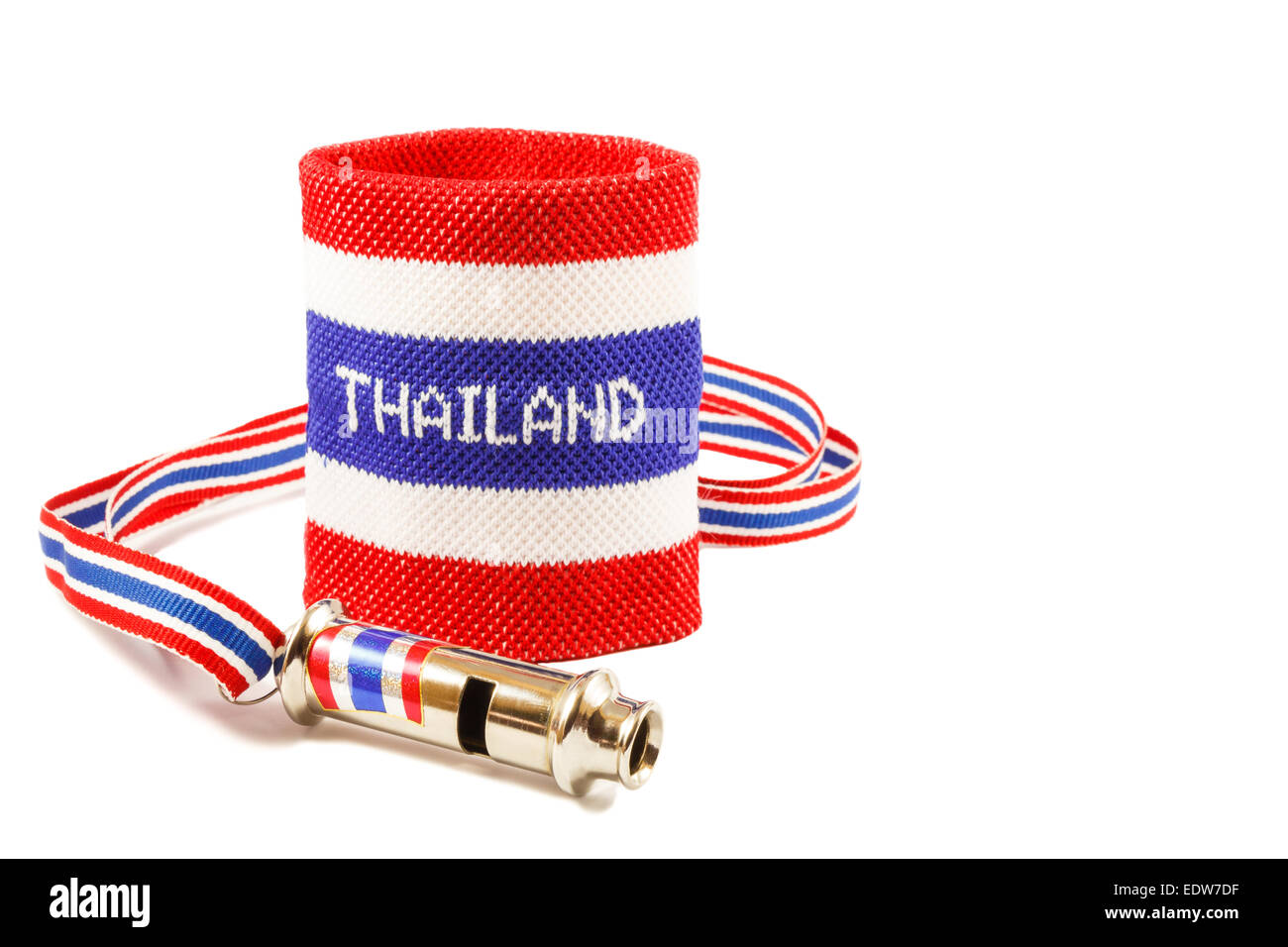 Fischio e polsini in bandiera tailandese pattern (simbolo di resistenza al governo thailandese) su sfondo bianco (isolato) e ar vuoto Foto Stock