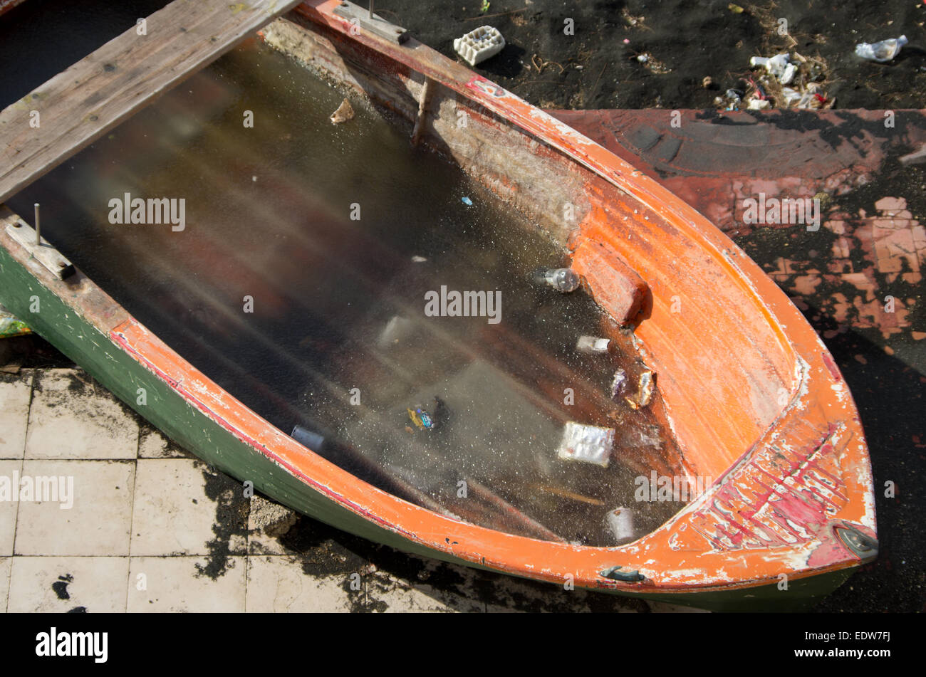 Red abbandonato la pesca in barca sulla sabbia a Napoli piena di acqua ghiacciata Foto Stock
