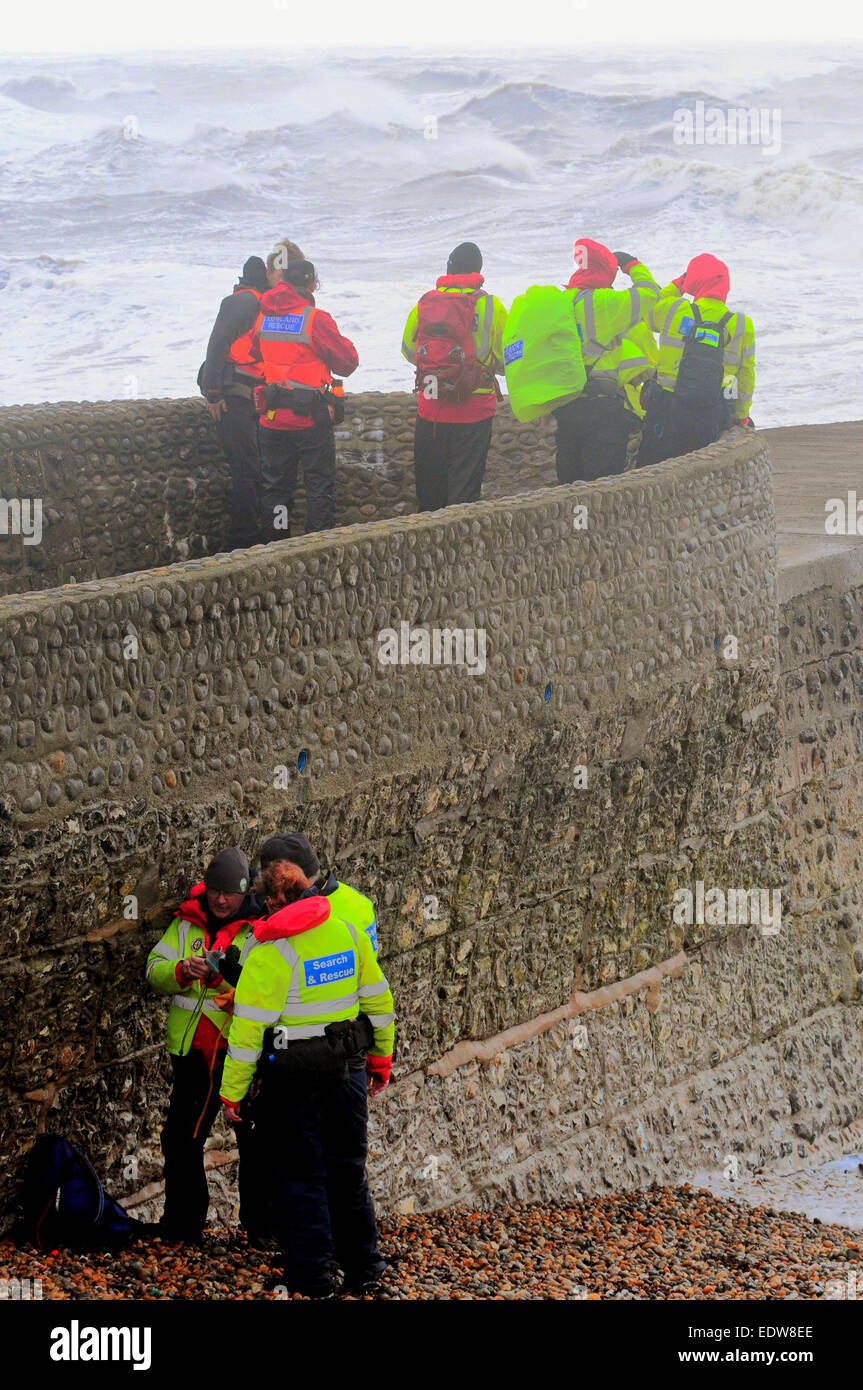 Brighton, East Sussex, Regno Unito. Il 10 gennaio, 2015. Cerca riprende lungo la costa per due persone mancanti. Un gruppo di ricercatori di assemblare a pettine la spiaggia. © David Burr/Alamy Live News Credito: David Burr/Alamy Live News Foto Stock