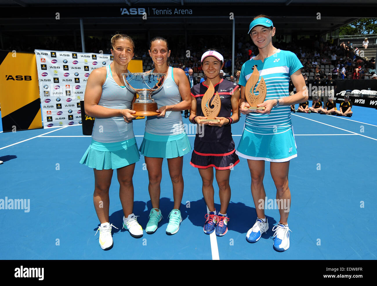 Auckland, Nuova Zelanda. Decimo gen, 2015. Presentazione del premio per i finalisti raddoppia. I giocatori italiani Sara ERRANI e Roberta Vinci e giocatore giapponese Shuko Aoyama e giocatore ceco Renata Voracova presso l'ASB Classic Donna Internazionale. ASB Tennis Centre di Auckland, Nuova Zelanda. Credito: Azione Sport Plus/Alamy Live News Foto Stock