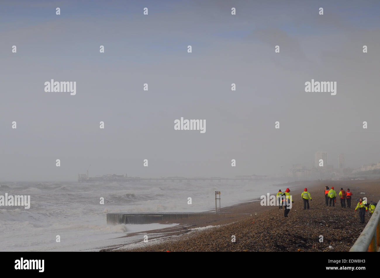 Brighton, East Sussex, Regno Unito. 10th gennaio 2015. La ricerca riprende lungo la costa per due persone mancanti. © Foto Stock