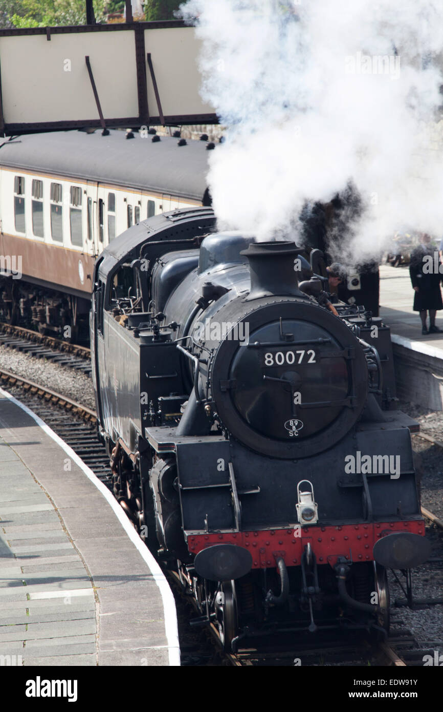 Il villaggio di Llangollen, in Galles. Le ferrovie britanniche standard locomotiva a vapore 80072 a Llangollen Railway Station. Foto Stock