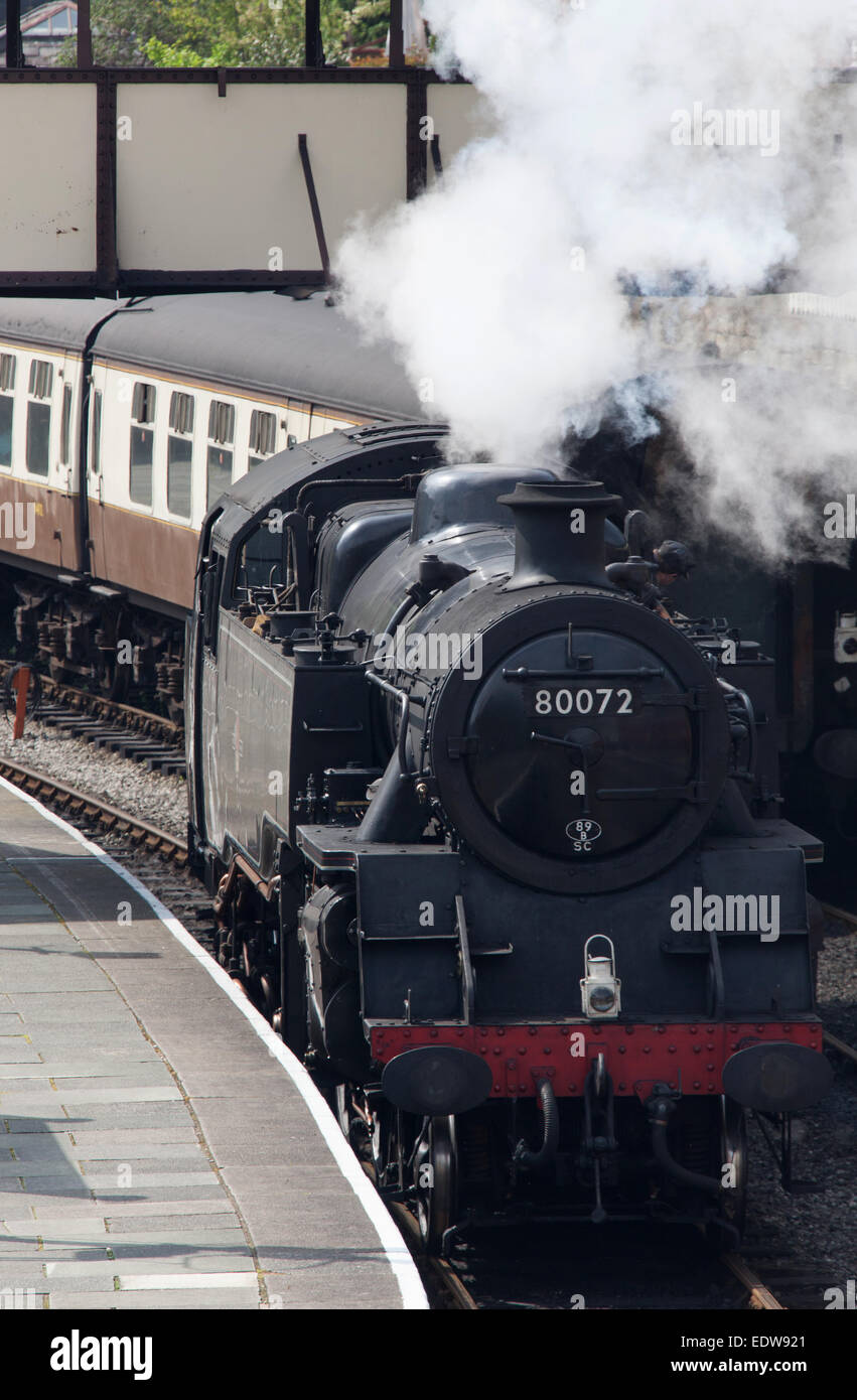 Il villaggio di Llangollen, in Galles. Le ferrovie britanniche standard locomotiva a vapore 80072 a Llangollen Railway Station. Foto Stock