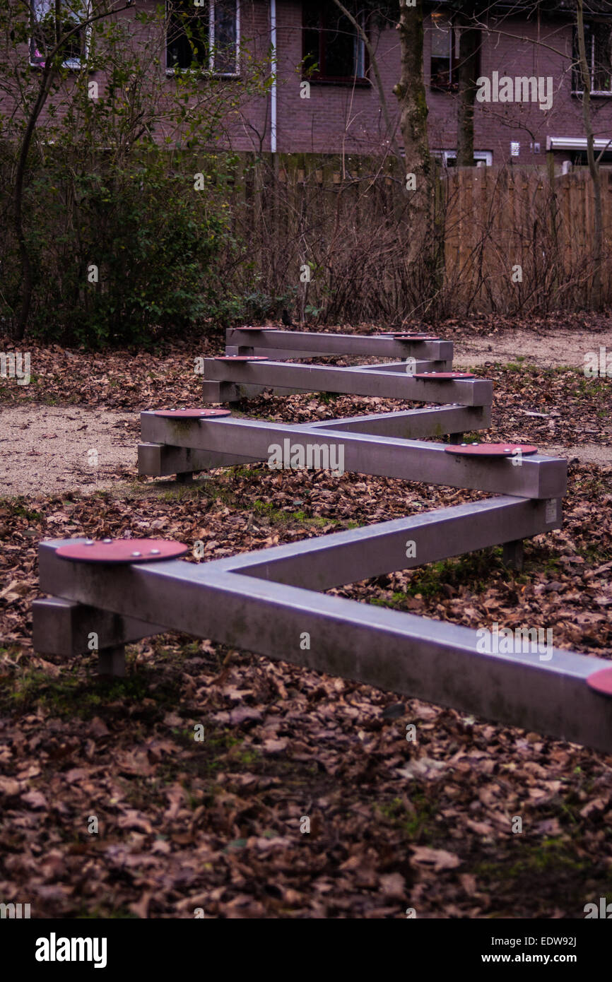 Parco giochi a zig-zag attrezzature in Nijmegen, Paesi Bassi Foto Stock