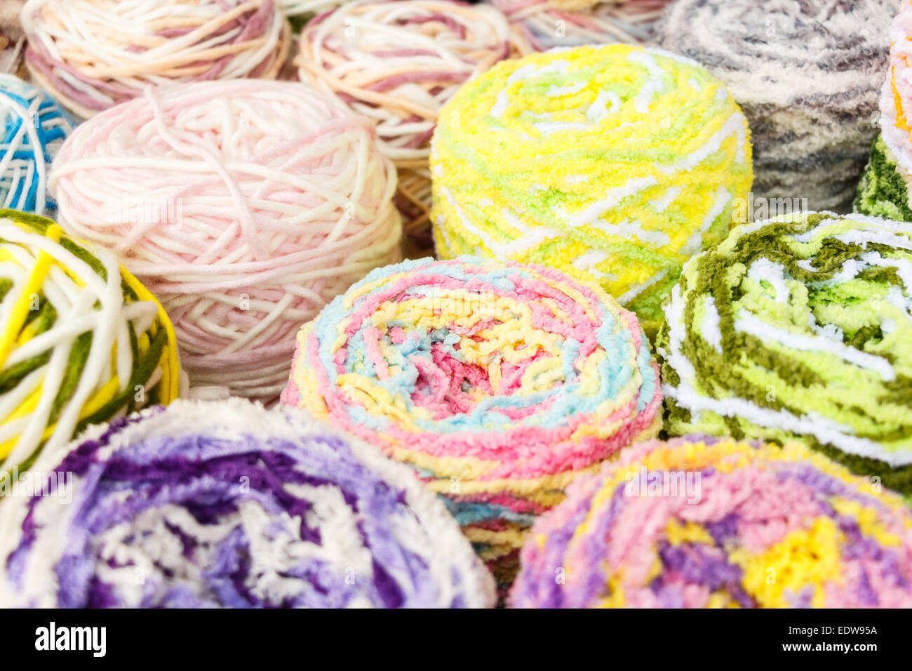 Chiudere fino al gruppo di colorati Lana per maglieria Foto Stock