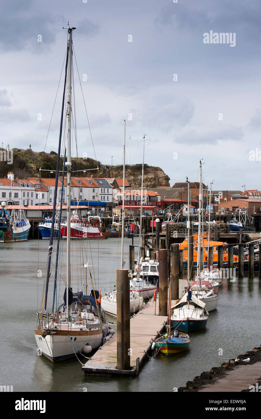 Regno Unito, Inghilterra, nello Yorkshire, Whitby, yacht ormeggiato sul fiume Esk Foto Stock