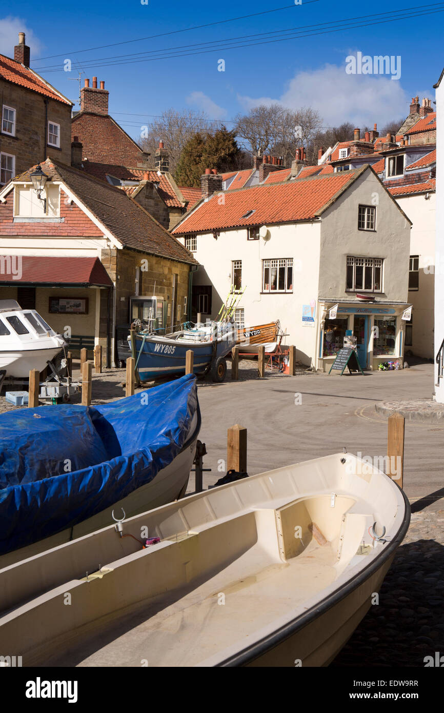 Regno Unito, Inghilterra, Yorkshire, Robin Hood's Bay, villaggio inferiore, barche nel Dock Foto Stock