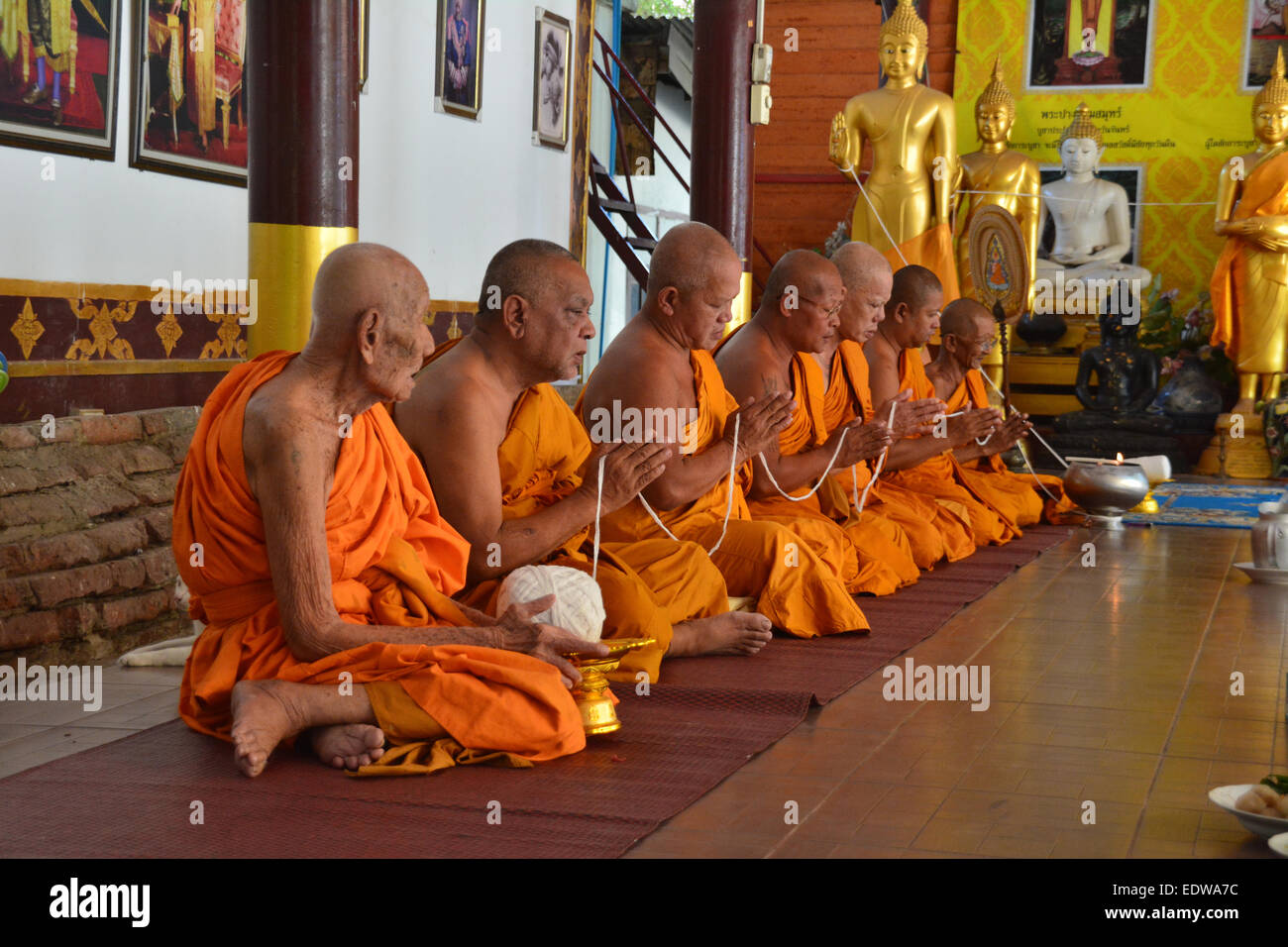 I monaci tailandesi in meditazione a un tempio in Tailandia Centrale Foto Stock
