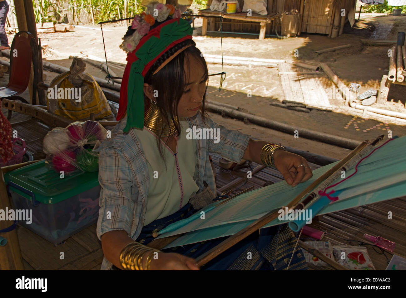 Lungo collo della tribù della collina di tessitura donna vicino a Chiang Rai nel nord della Thailandia Foto Stock