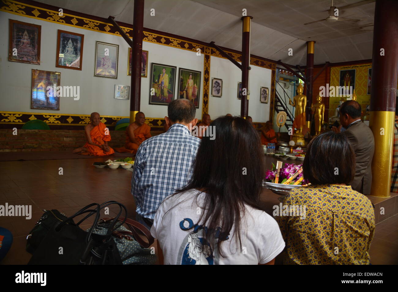 Adorare a un tempio in Ayutthaya in Tailandia centrale Foto Stock