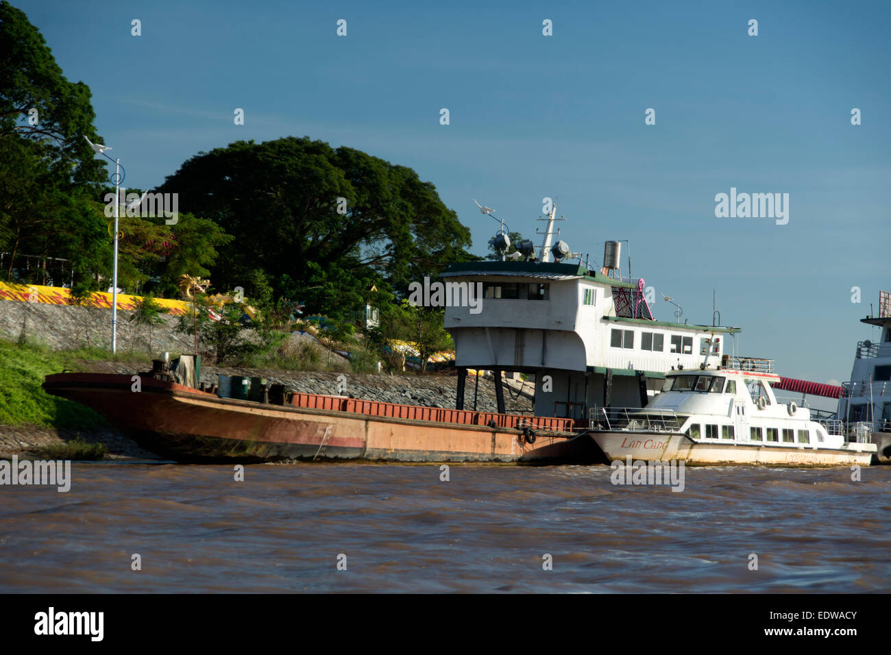 Barche sul fiume Mekong, nel Triangolo d'oro nella Tailandia del Nord / Laos. Foto Stock