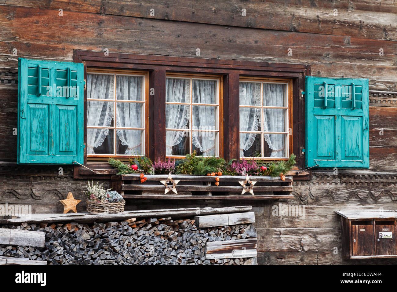 Finestra di una vecchia casa in legno in Svizzera (Vals) Foto Stock