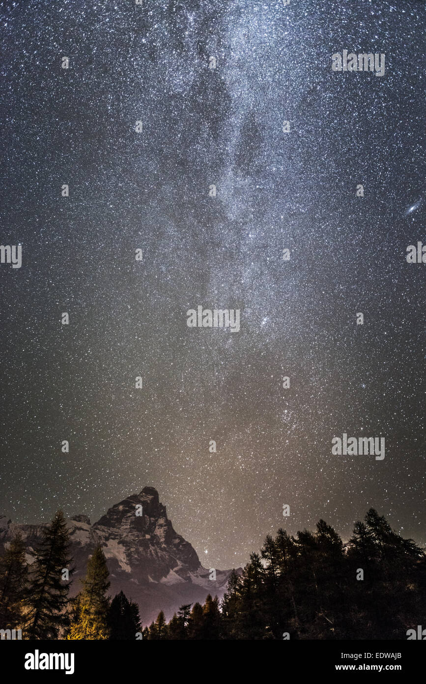 Via Lattea oltre il Cervino in un autunno di notte, Valle d'Aosta Foto Stock