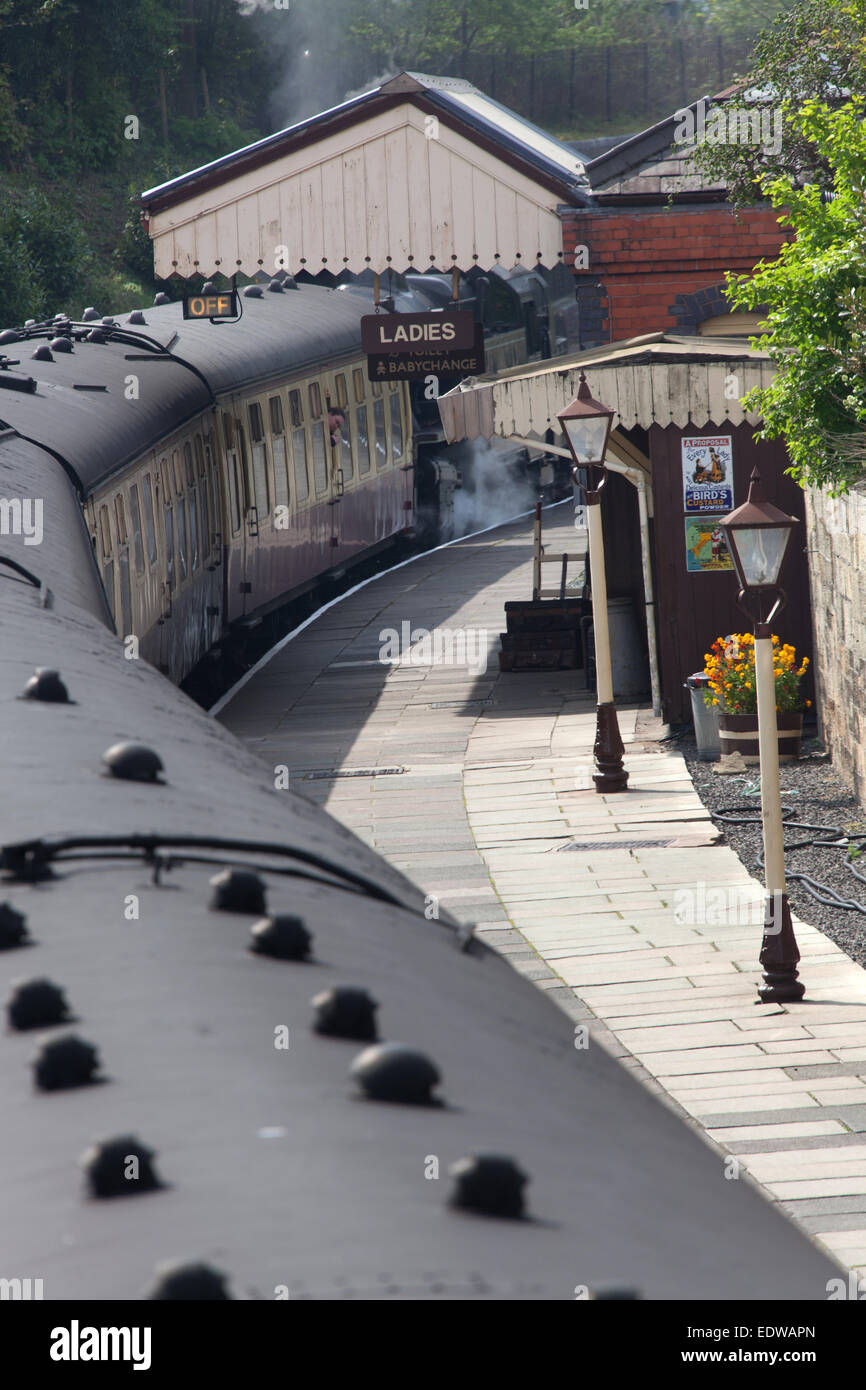 Il villaggio di Llangollen, in Galles. Vista pittoresca di una locomotiva a vapore e carrozze passeggeri a Llangollen Railway Station. Foto Stock