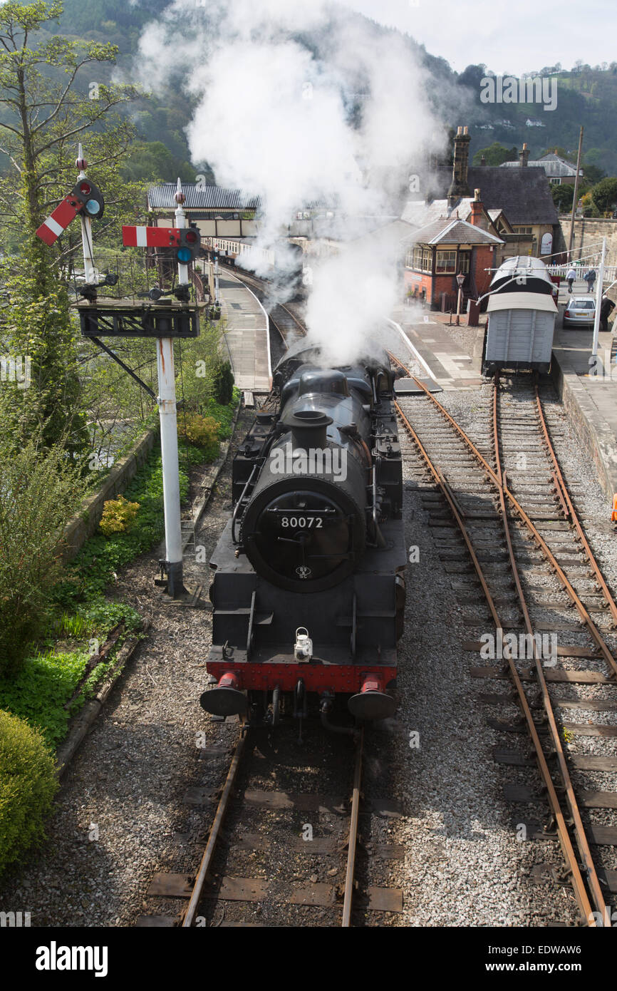 Il villaggio di Llangollen, in Galles. Le ferrovie britanniche standard locomotiva a vapore 80072 a Llangollen Railway Station. Foto Stock