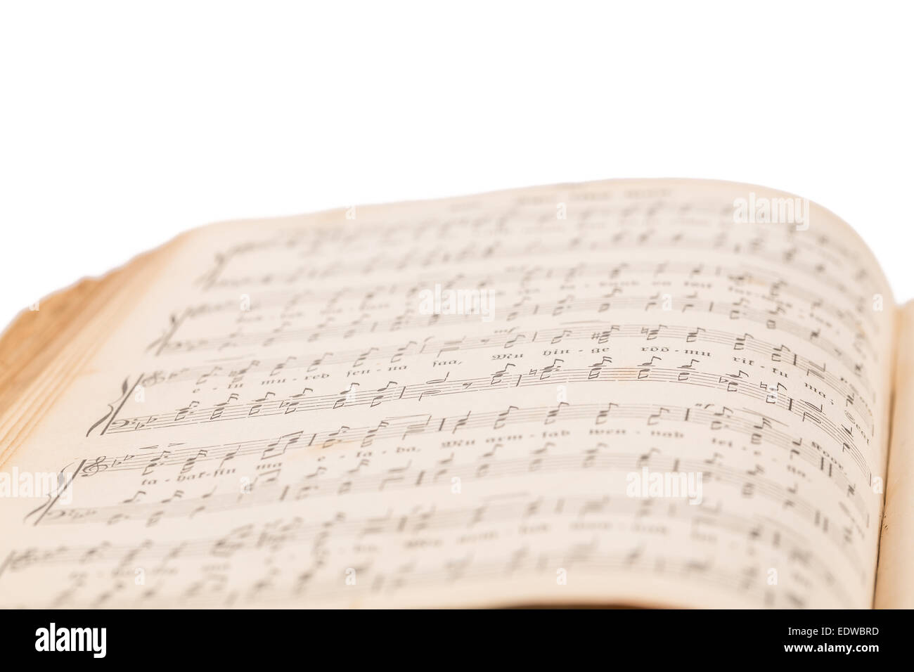 La composizione musicale libro aperto su sfondo bianco Foto Stock