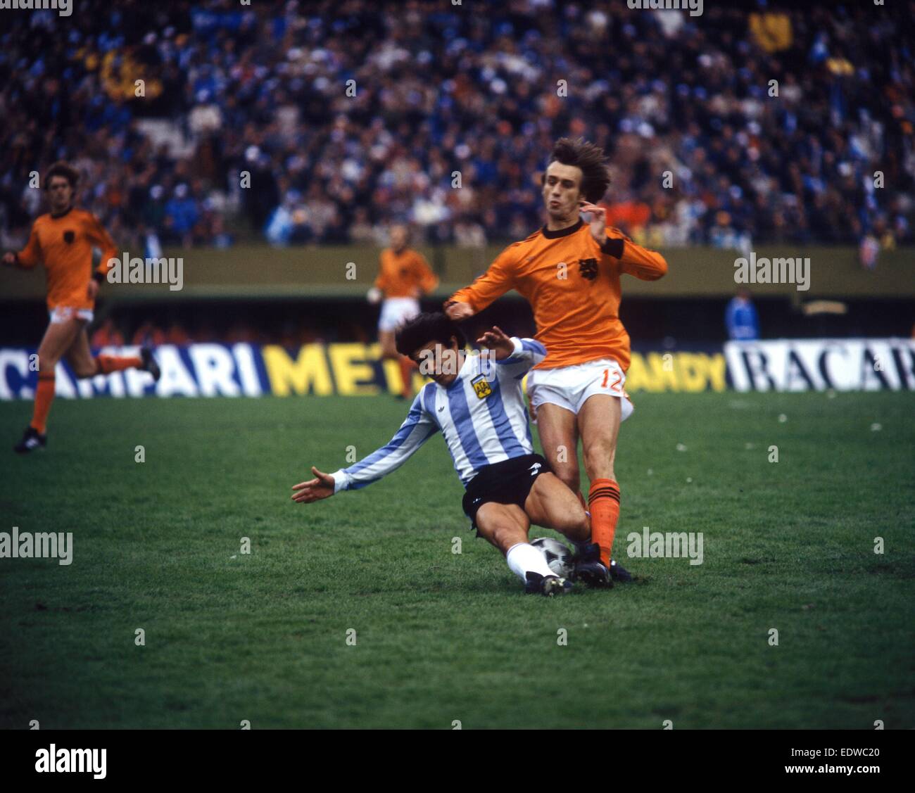 25.06.1978 Luis Galvan (ARG) sfide Rob Rensenbrink (NED); reg140102 Fussball Herren Nationalteam L&#xfffd;nderspiel World Cup 1978 finale a Buenos Aires Foto Stock