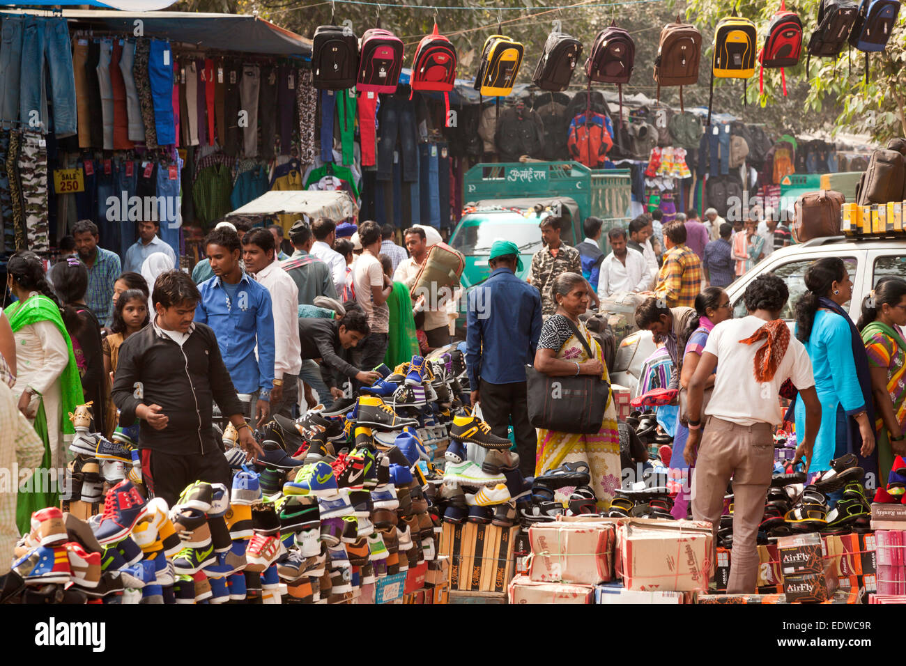 Mercato di strada con scarpe e borse in Delhi, India, Asia Foto Stock