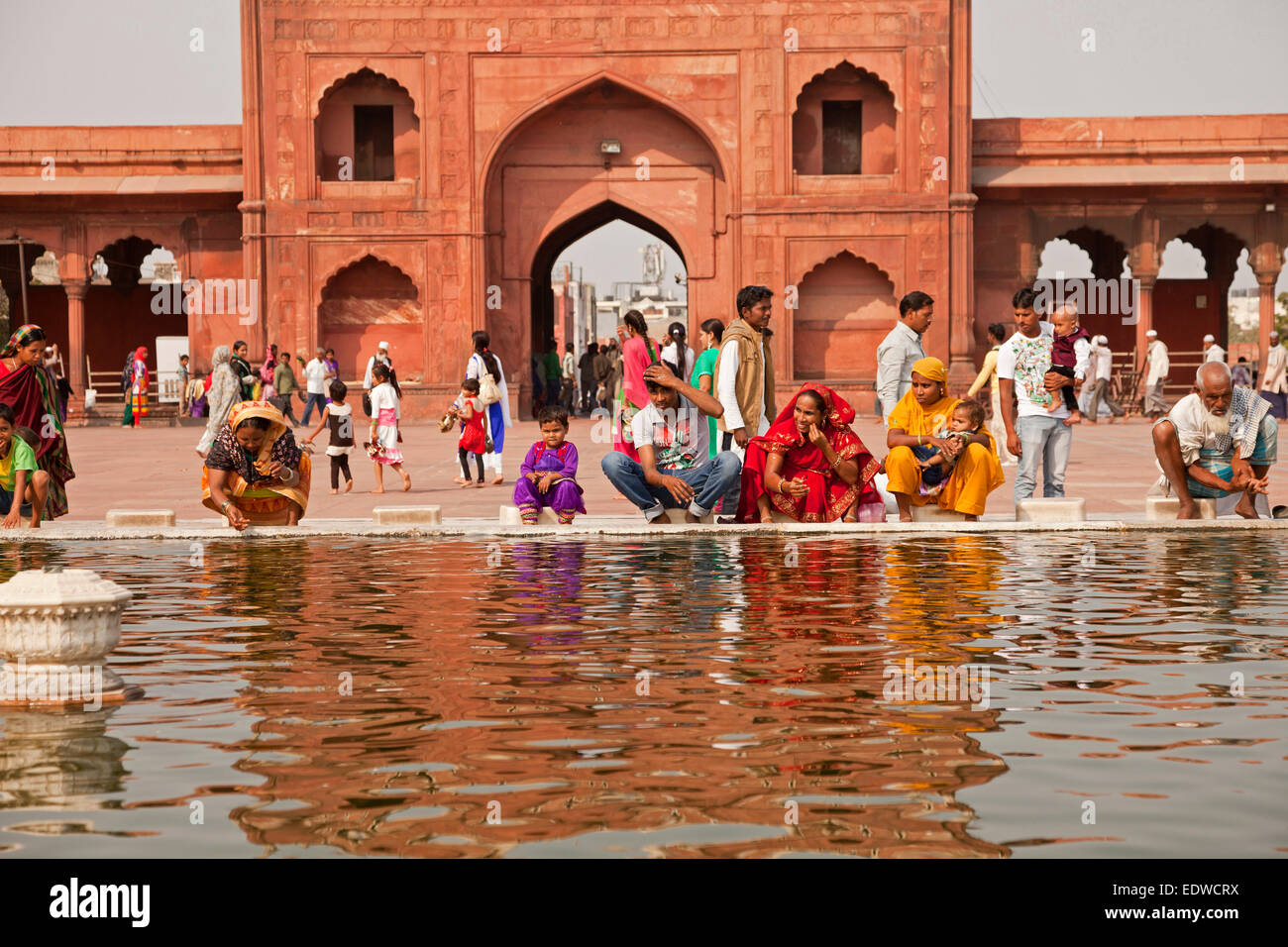 La devota musulmani purificare se stessi nel bacino idrico del venerdì moschea Jama Masjid, Delhi, India, Asia Foto Stock