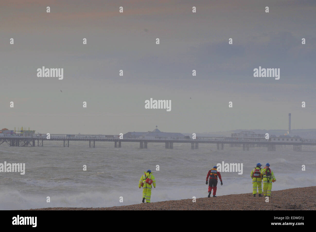 Brighton, East Sussex, Regno Unito. 10th gennaio 2015. 14:30 nel pomeriggio, mentre la ricerca della Guardia Costiera prosegue lungo la costa per due giovani uomini Foto Stock