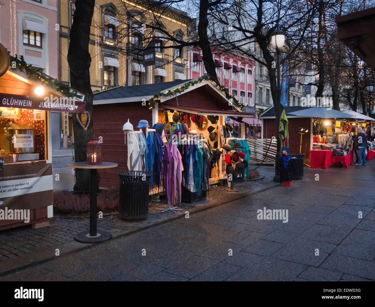 Mercatino di Natale con piccole cabine di legno in Karl Johans gate e Studenterlunden, Oslo Norvegia, wet weather assenza di neve Foto Stock