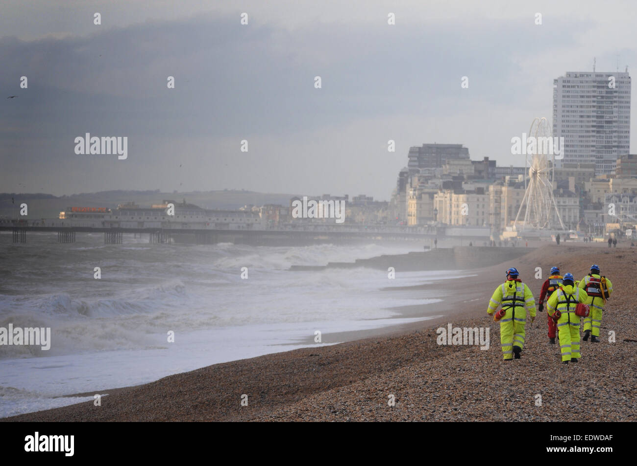 Brighton, East Sussex, Regno Unito. 10th gennaio 2015. 14:30 nel pomeriggio, come la ricerca costiera continua lungo la costa per due giovani uomini.Questa foto scattata alle 14:30 nel pomeriggio su 12hours da quando la ricerca è iniziata Foto Stock
