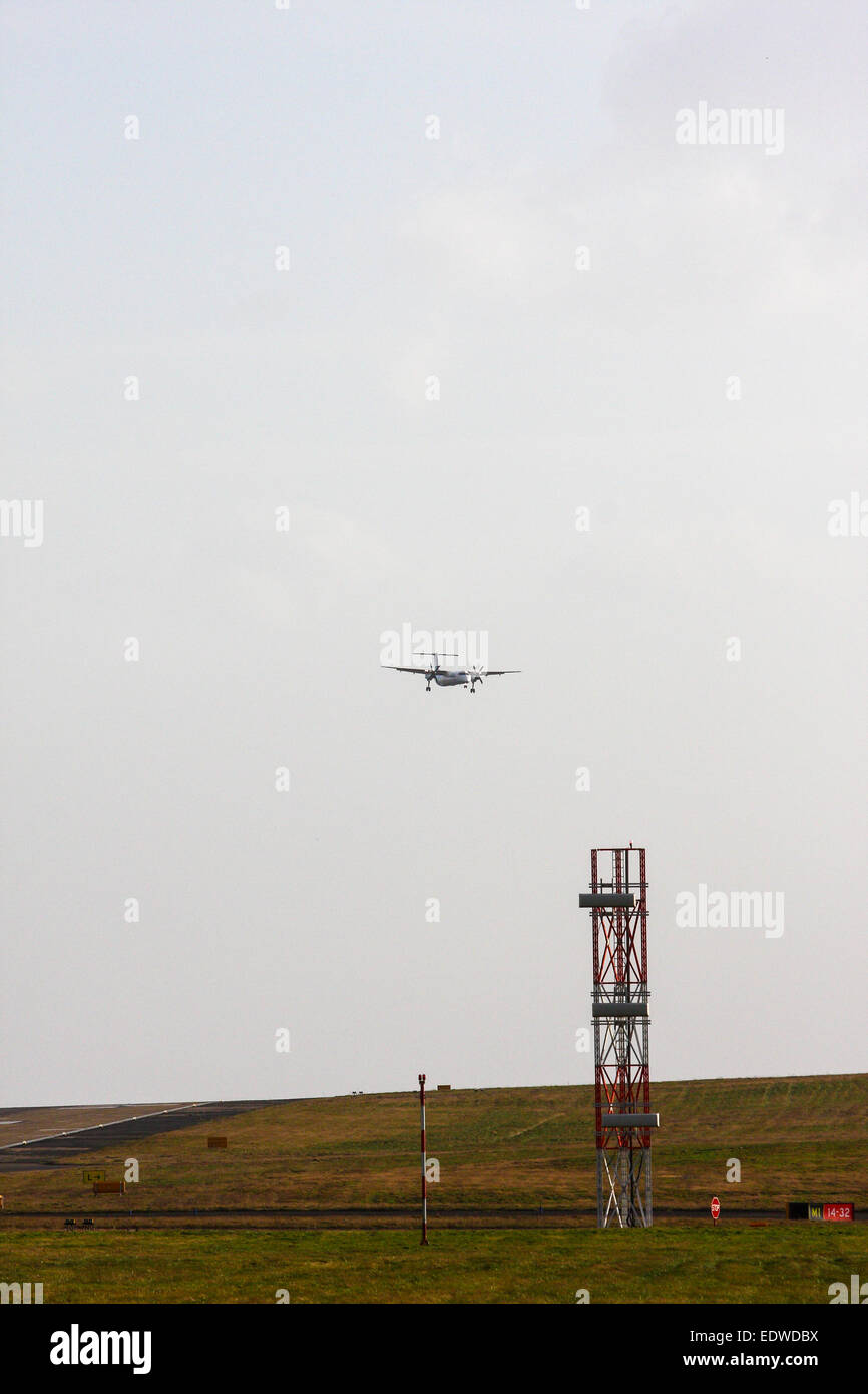 Flybe aeromobile durante un atterraggio difficile in condizioni ventose a Leeds Bradford Airport Foto Stock