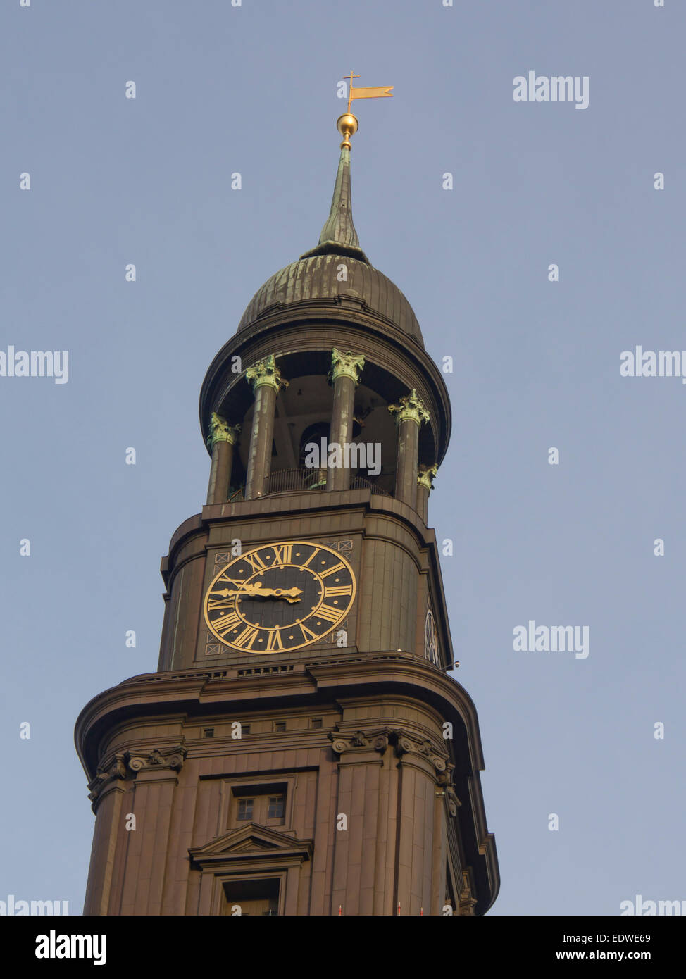 Chiesa di St. Michael ( Hauptkirche Sankt Michaelis) coll. Michel, in Amburgo Germania, parte superiore del campanile con orologio contro il cielo blu Foto Stock