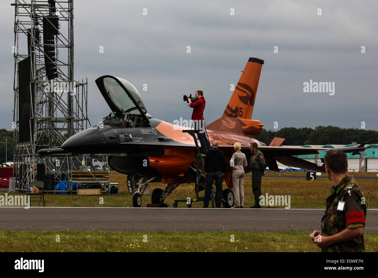Un cameraguy filmare il cockpit di un olandese F16 fighterjet in corrispondenza di un'esibizione aerea in aeroporto Gilze-Rijen Foto Stock