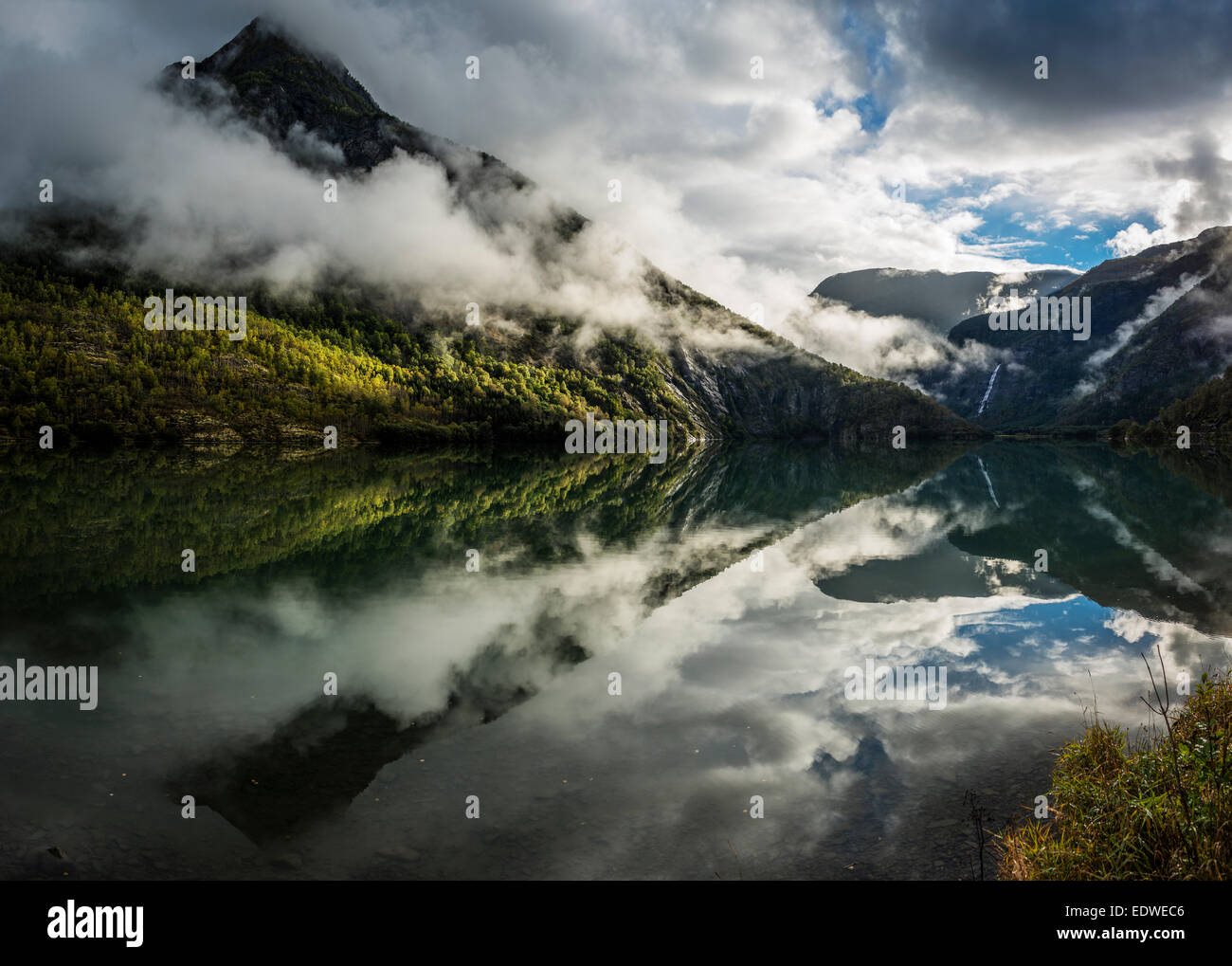 La mattina presto su Eidsvatnet a Skjolden, Norvegia, guardando verso est fino Fortunsdalen Foto Stock