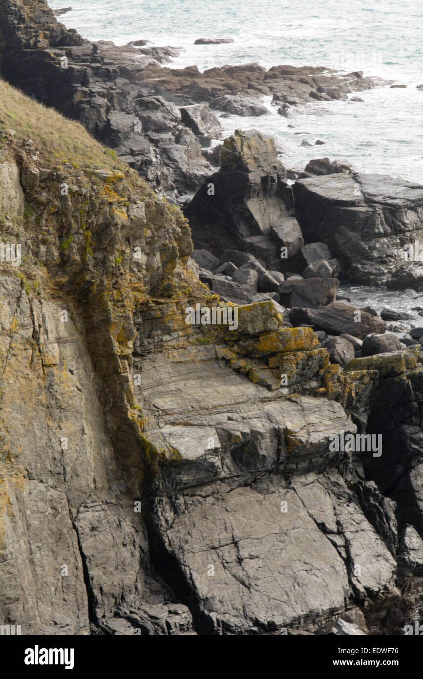 Colorato scogliera a Lizard Point, Cornwall, Inghilterra Foto Stock