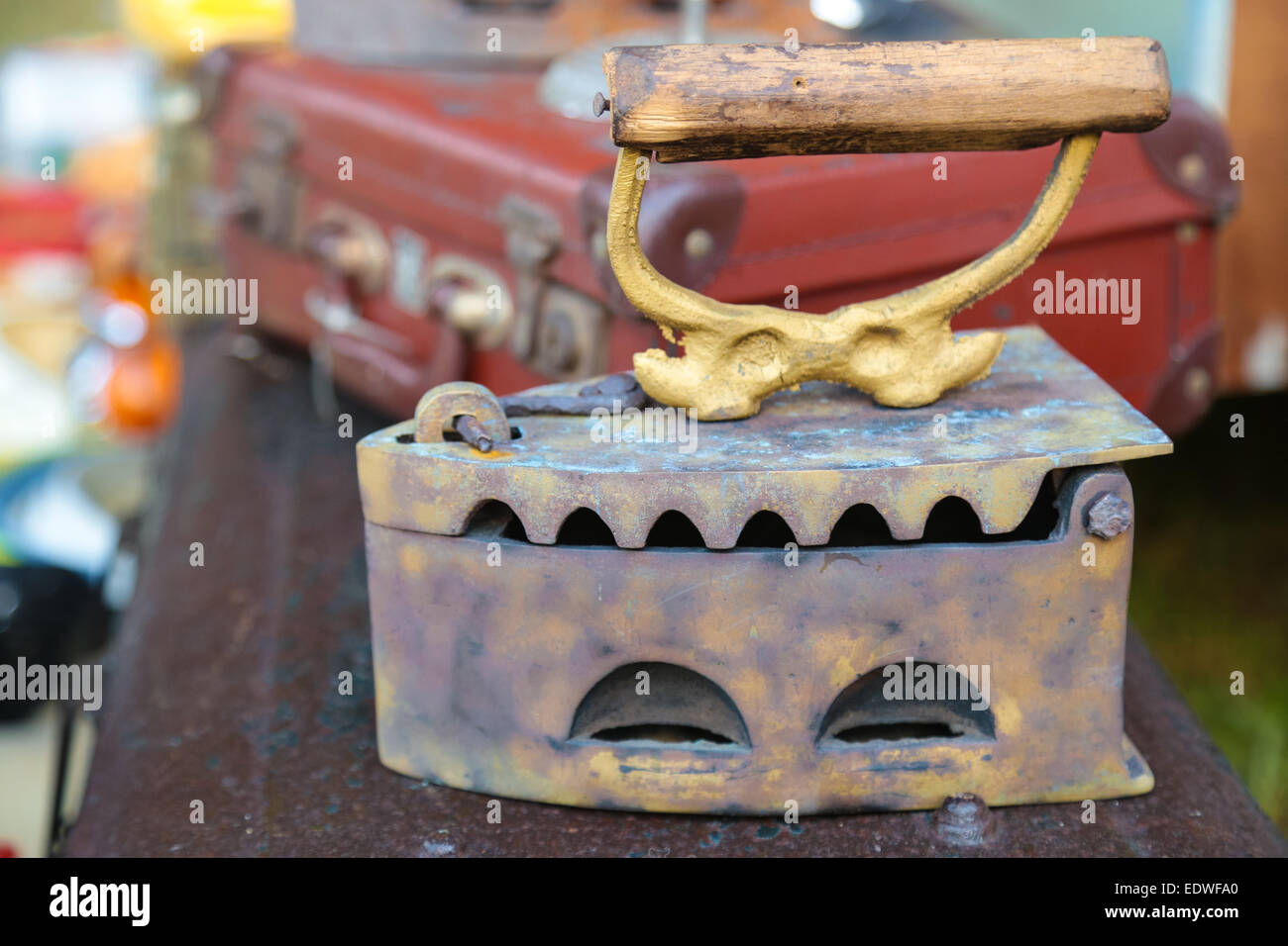 Abbigliamento Vintage ferro utilizzando carbone come fonte di calore. Foto Stock